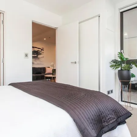 Spacious One Bedroom Apartment In Newmarket